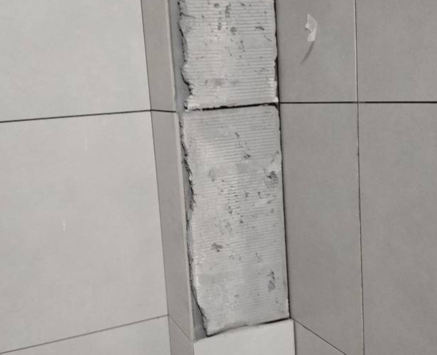 汉阳瓷砖空鼓维修公司分享下瓷砖施工前基层浇水润湿程度不足，可能导致以下问题
